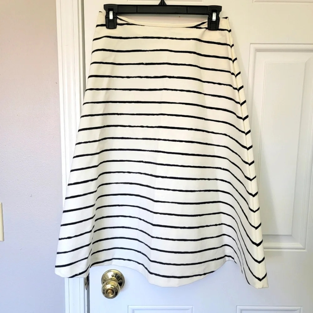 Elizabeth And James Back And White Striped A Line Back Zip Full Skirt Size 4